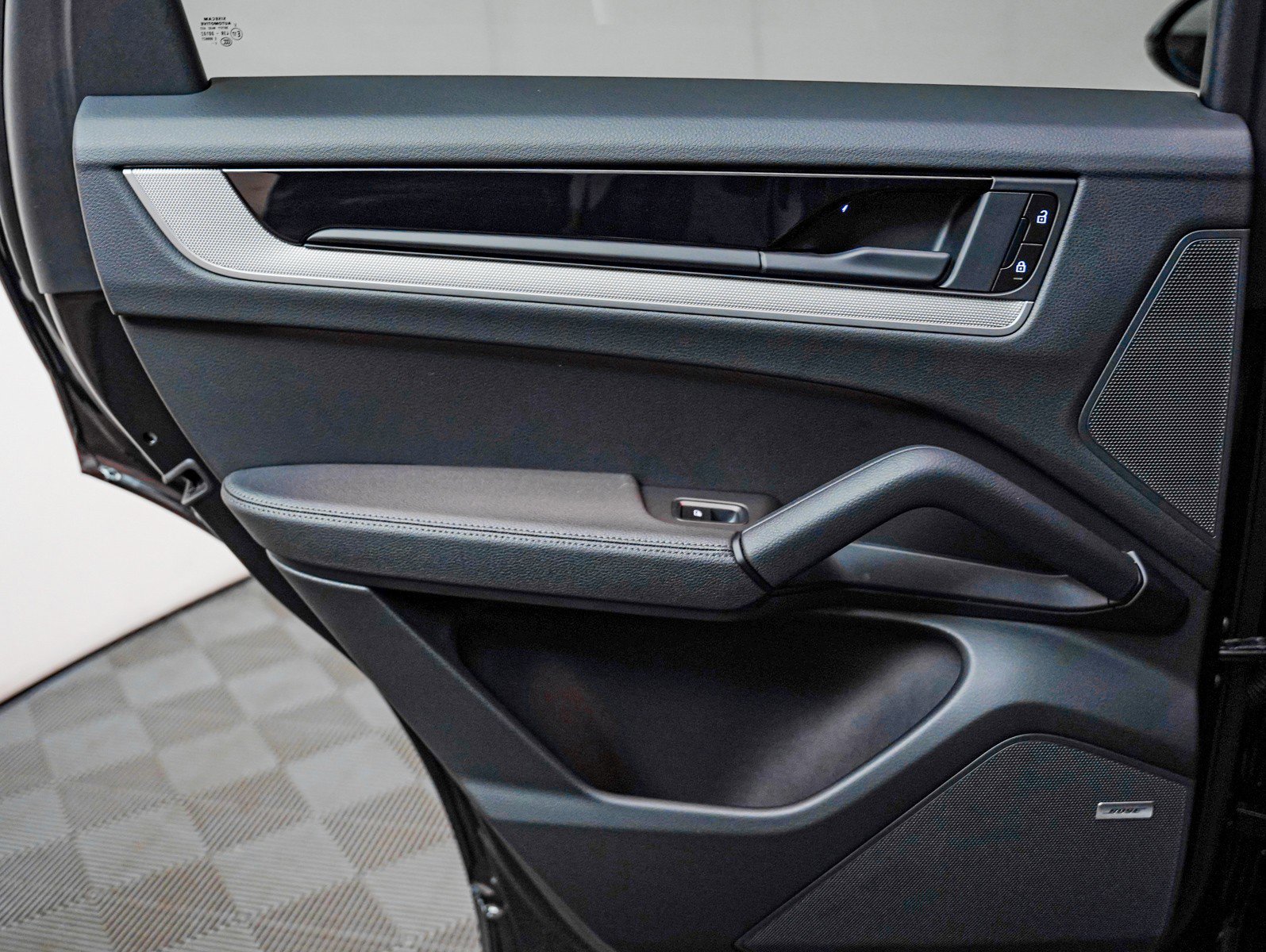 Used 2025 Porsche Cayenne image 25