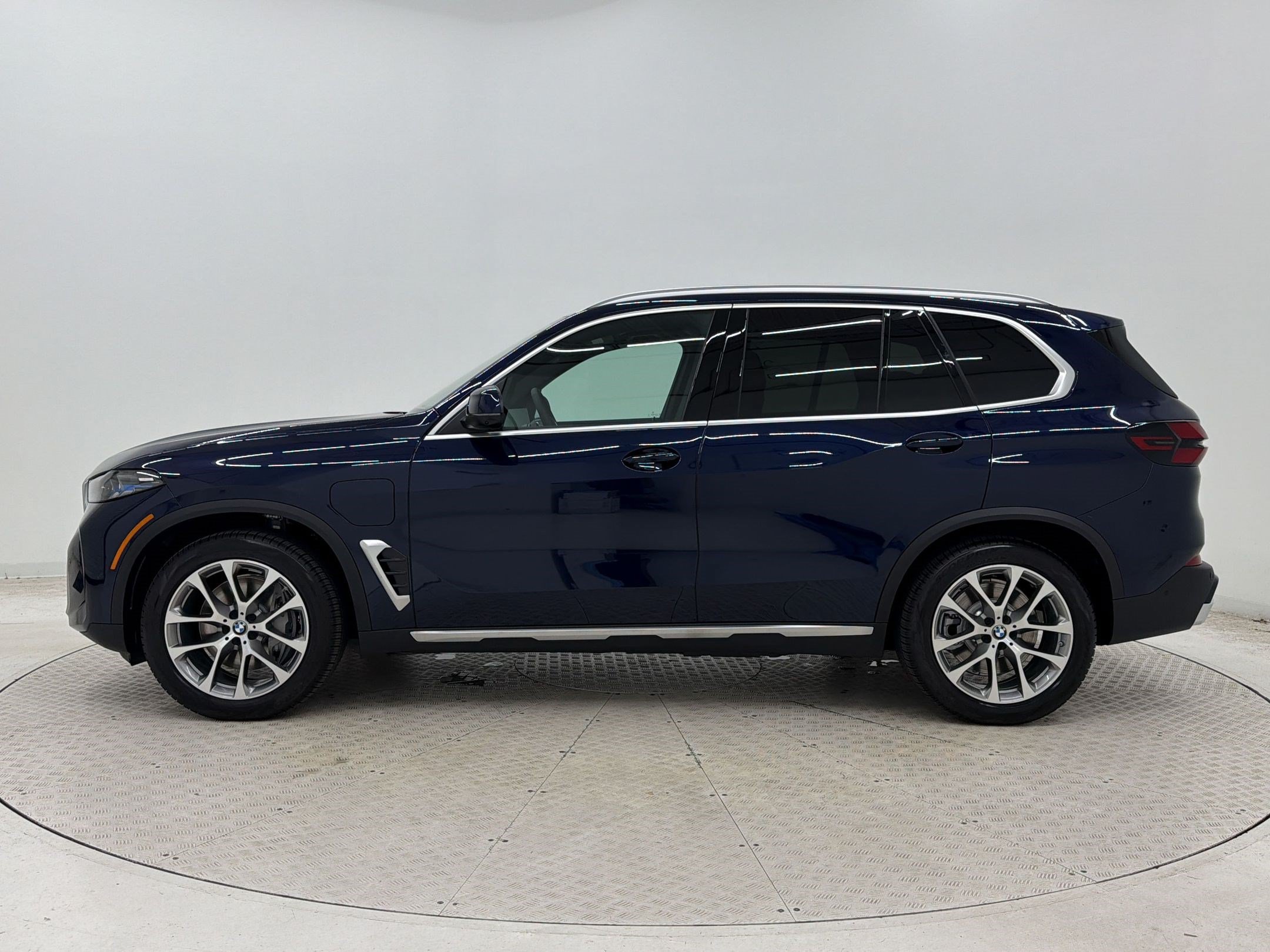 New 2026 BMW X5 xDrive50e AWD/4WD image 2