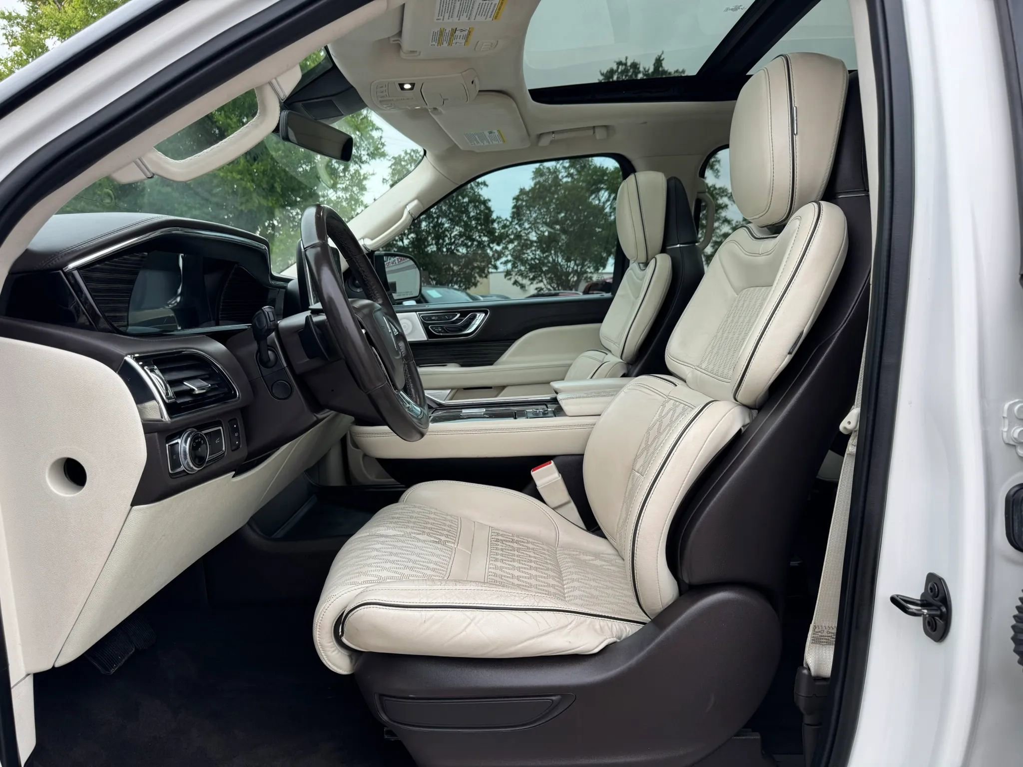Used 2021 Lincoln Navigator L Black Label w/ Special Edition Package AWD/4WD image 12