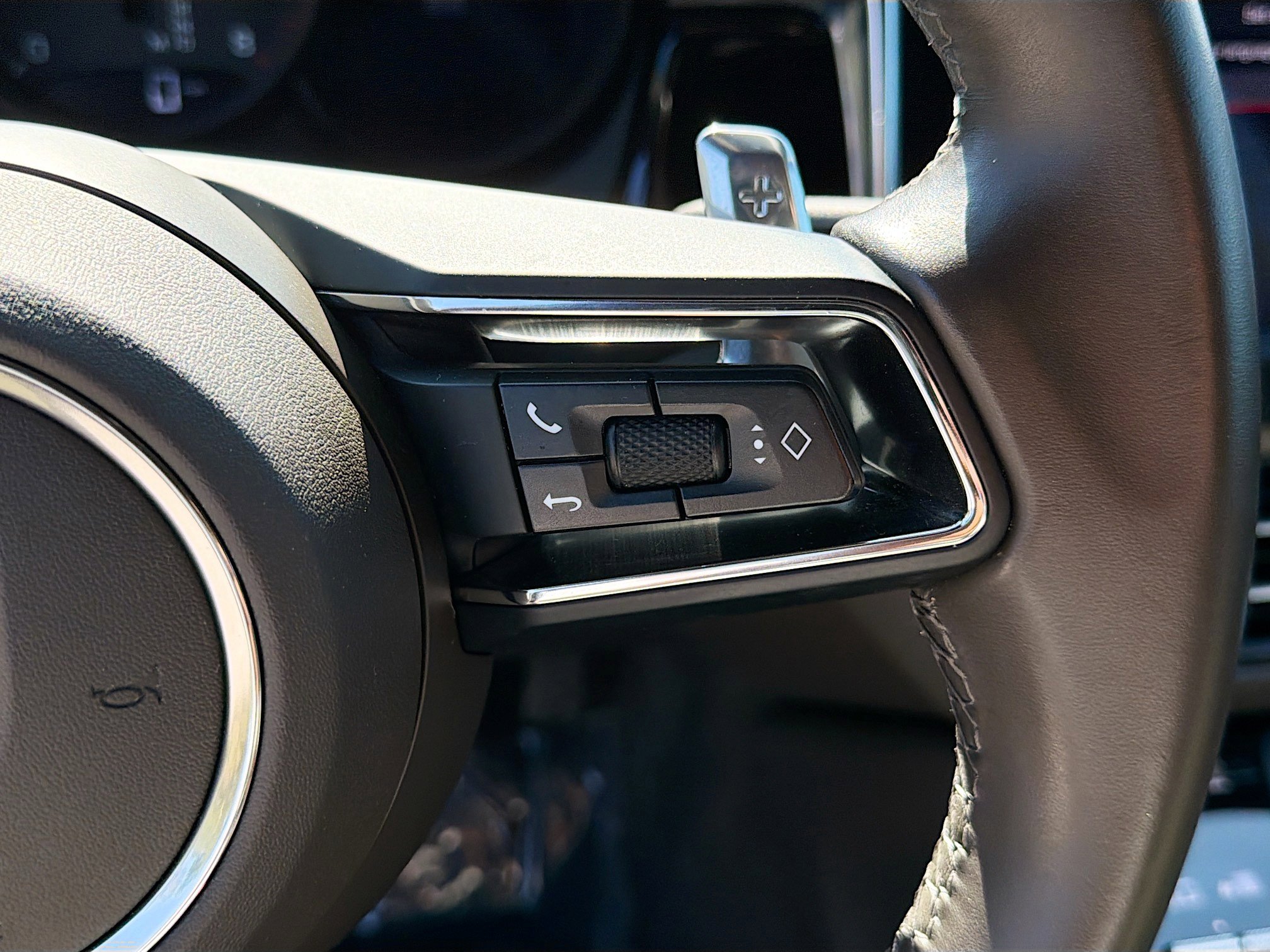 Used 2024 Porsche Macan image 38