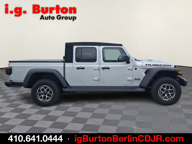 Used 2024 Jeep Gladiator Rubicon w/ Technology Group AWD/4WD image 7