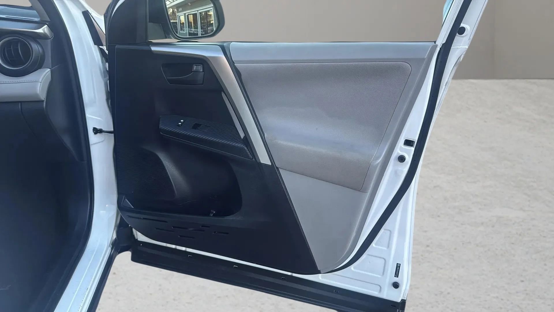 Used 2013 Toyota RAV4 XLE AWD/4WD image 28