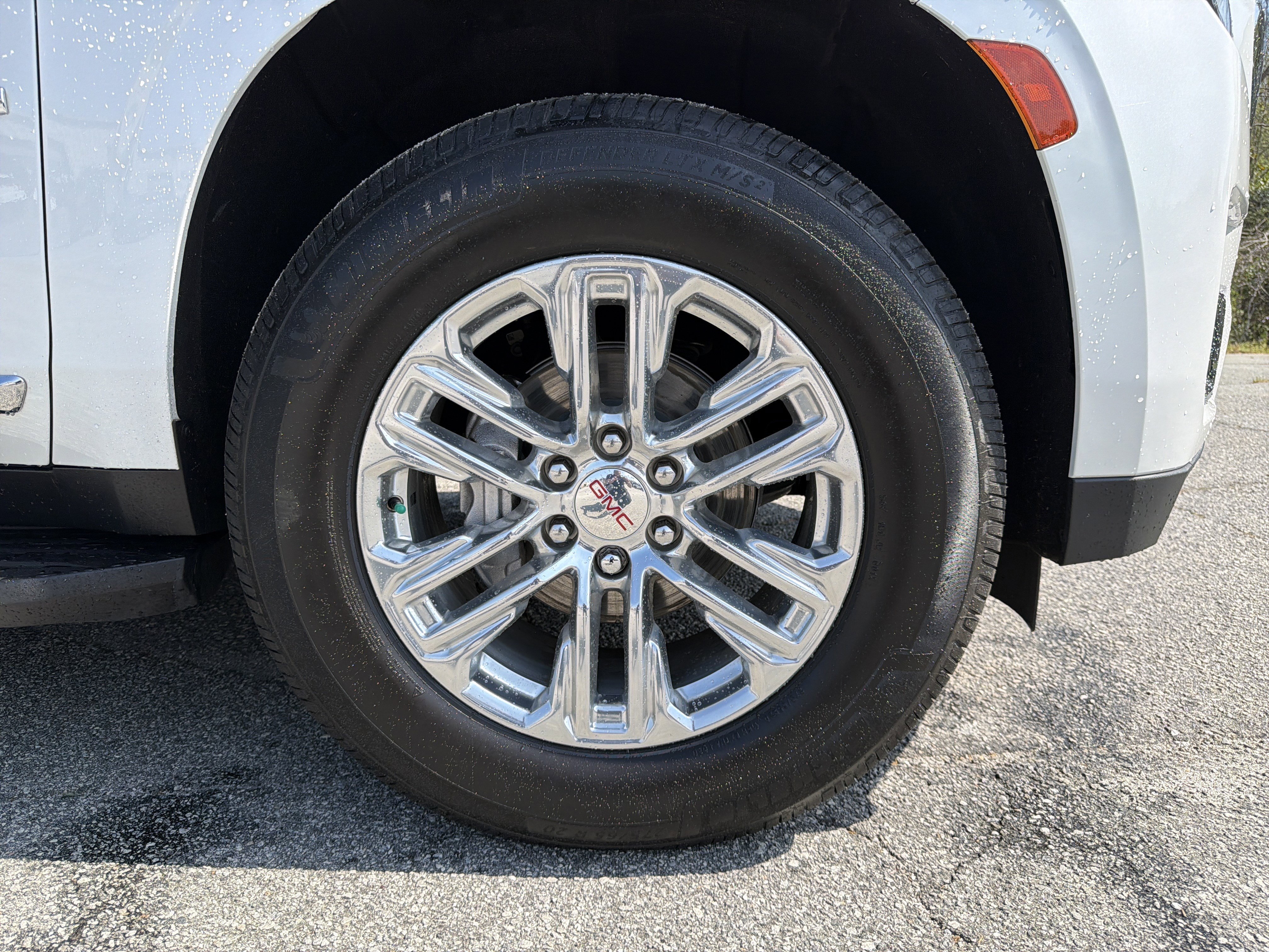 Used 2024 GMC Yukon SLT w/ SLT Luxury Package image 14