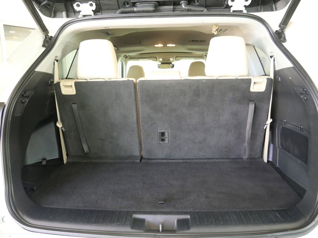 Used 2021 Toyota Highlander XLE AWD/4WD image 31