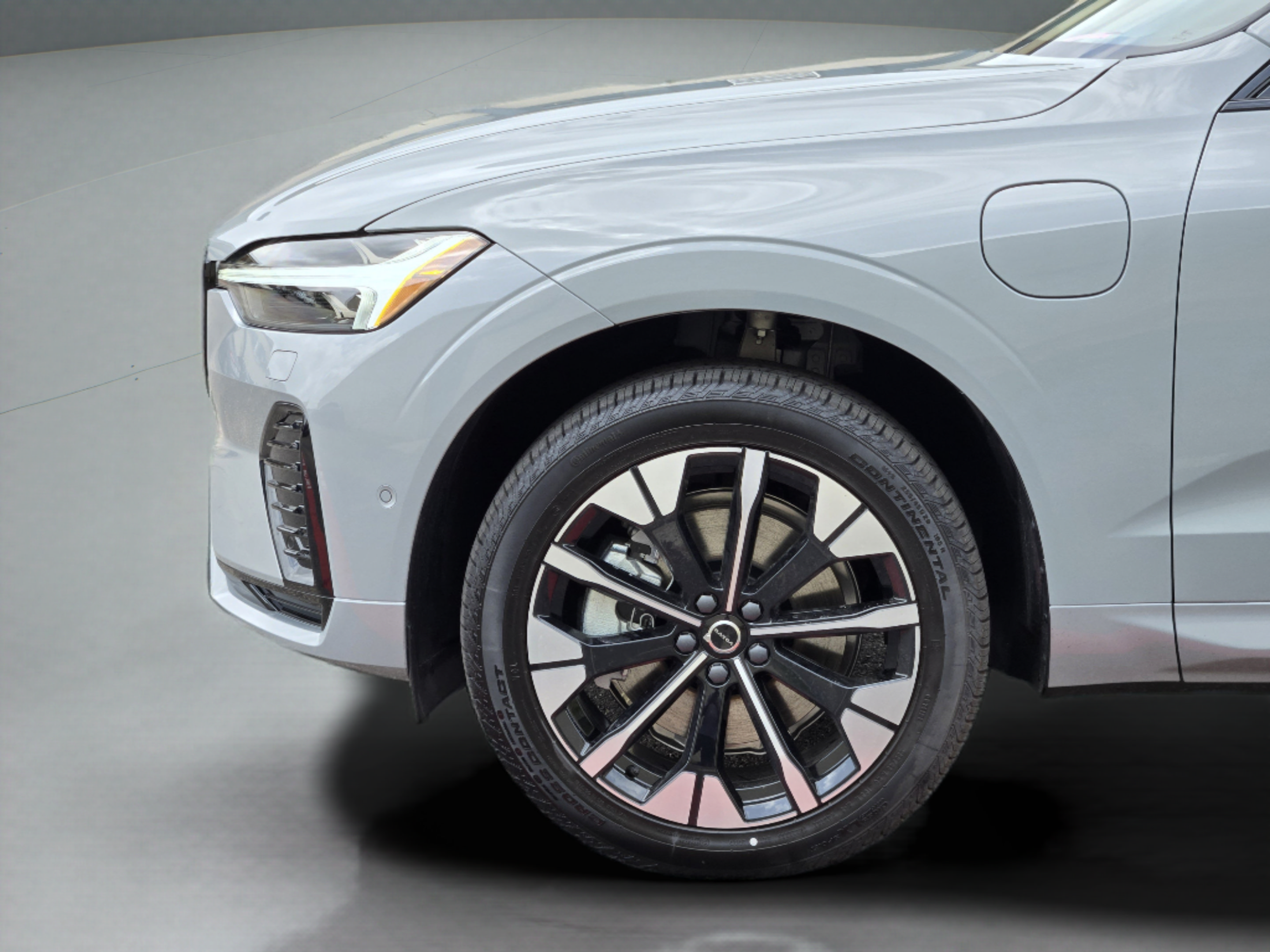 New 2026 Volvo XC60 T8 Plus w/ Climate Package PRO AWD/4WD image 28