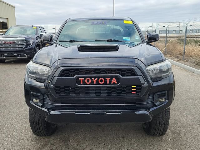 Used 2017 Toyota Tacoma TRD Off-Road image 2