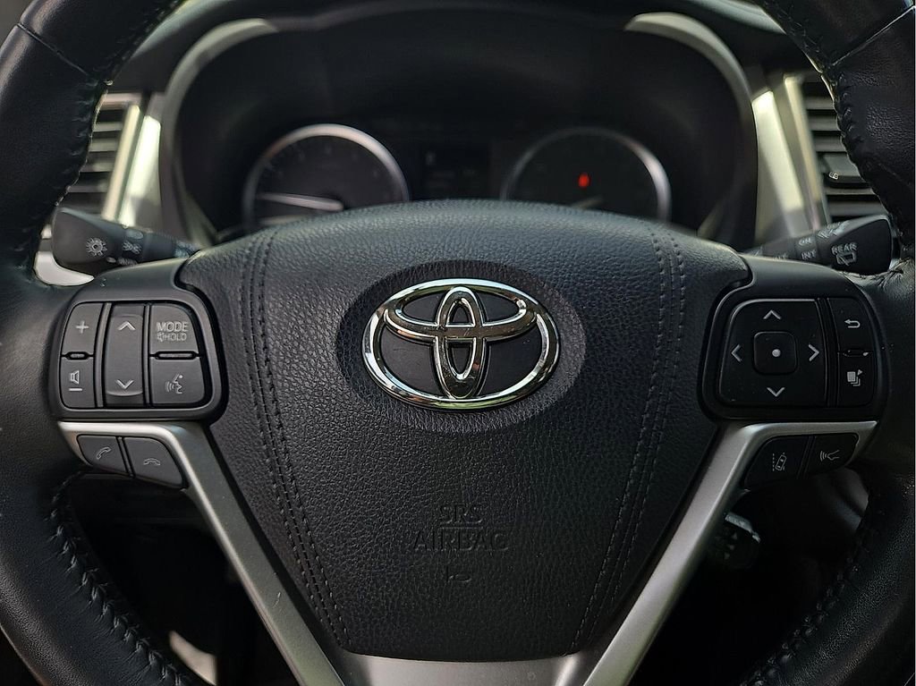 Used 2018 Toyota Highlander Limited FWD image 19