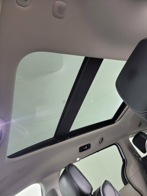 Used 2023 Chrysler Pacifica Limited AWD/4WD image 34