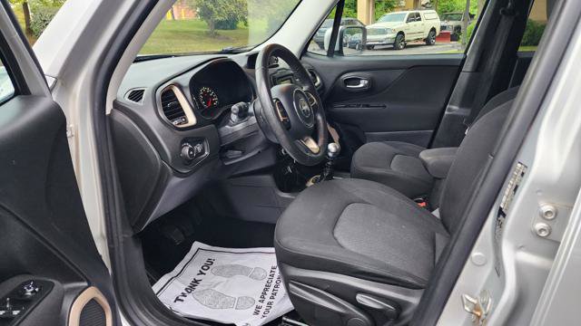 Used 2015 Jeep Renegade Latitude FWD image 13