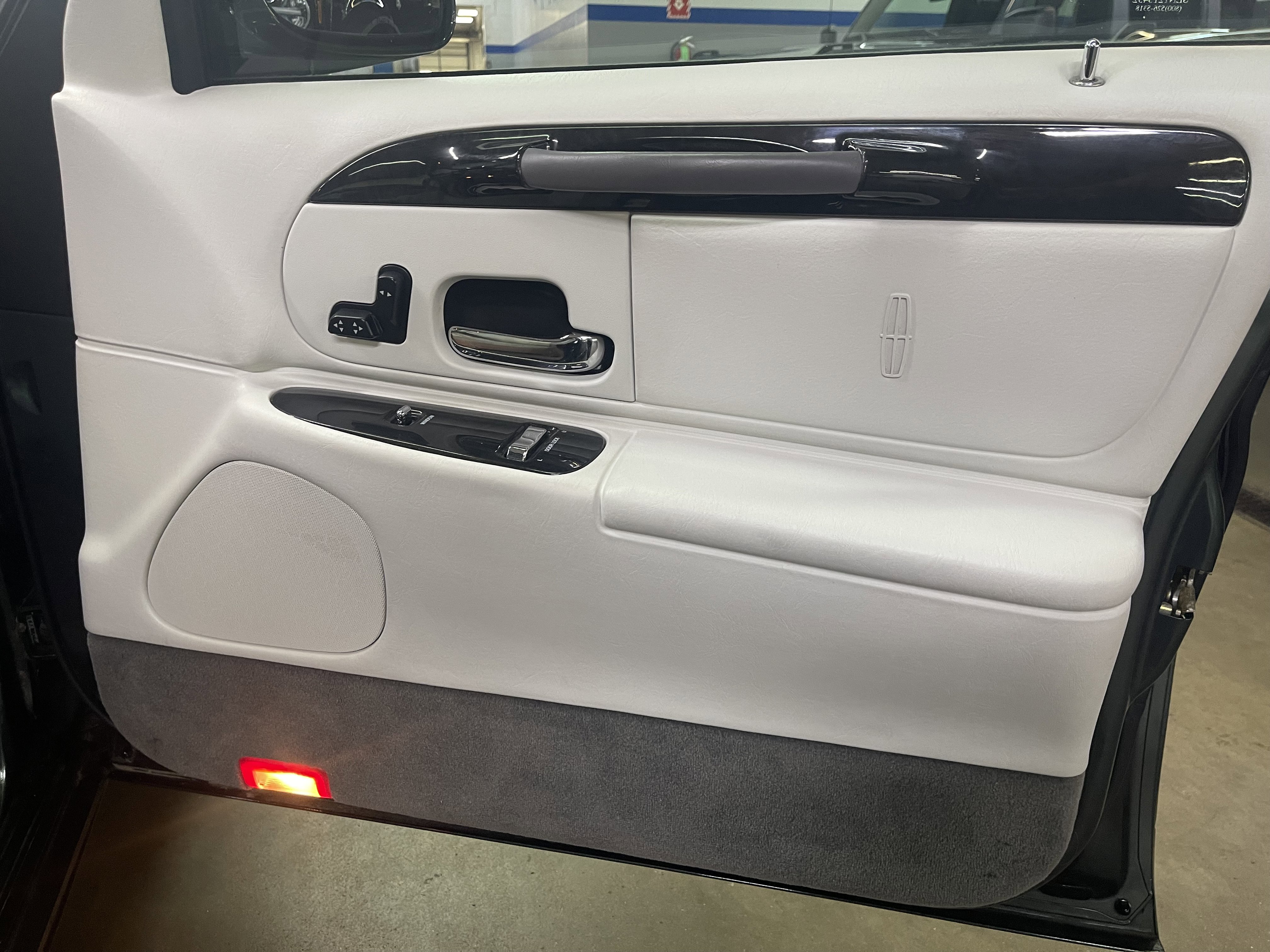Used 1999 Lincoln Town Car Signature image 17