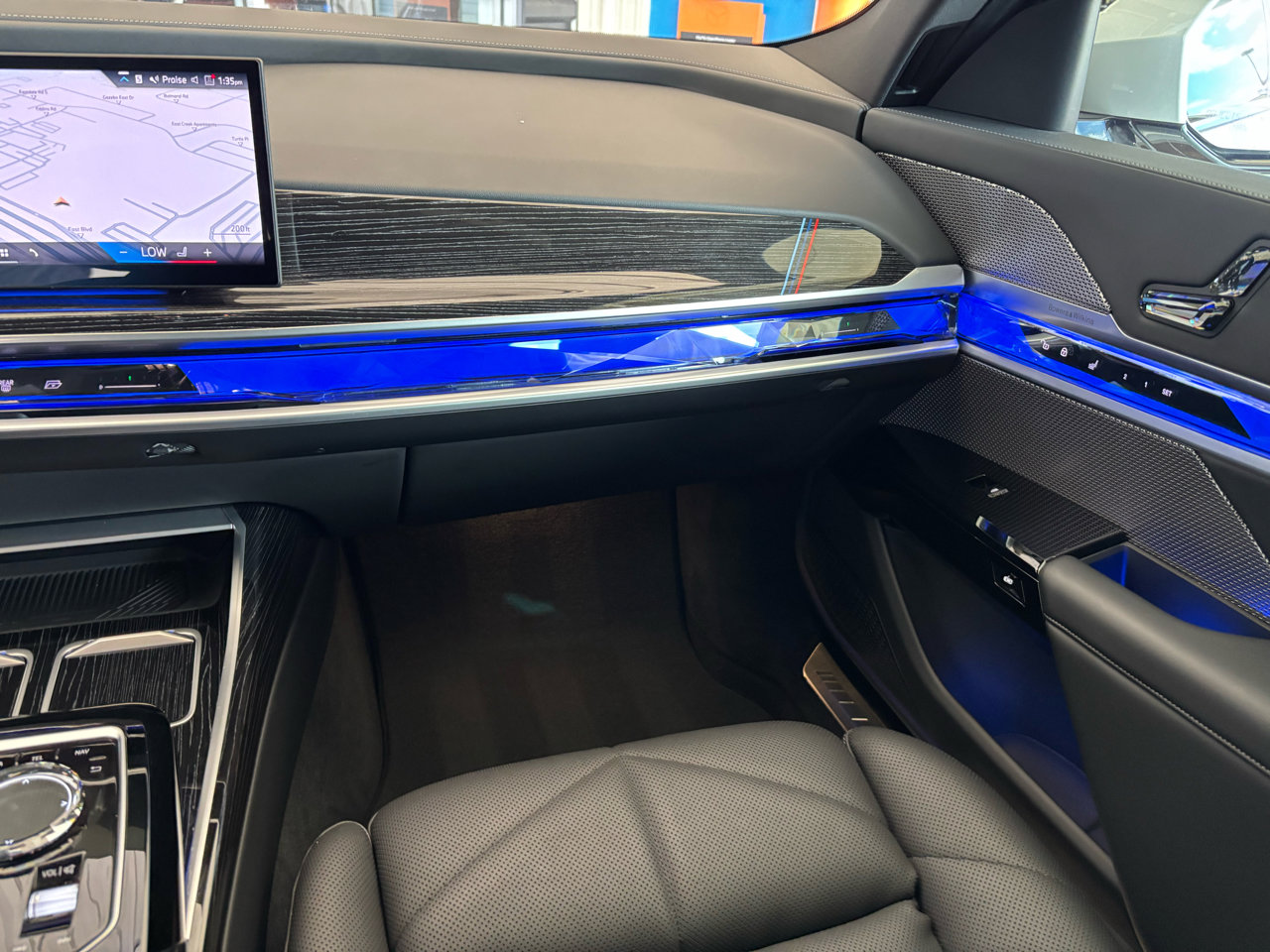 Used 2023 BMW 740i image 13