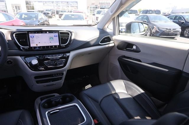 Used 2023 Chrysler Pacifica Touring-L w/ Uconnect Theater Family Group AWD/4WD image 27