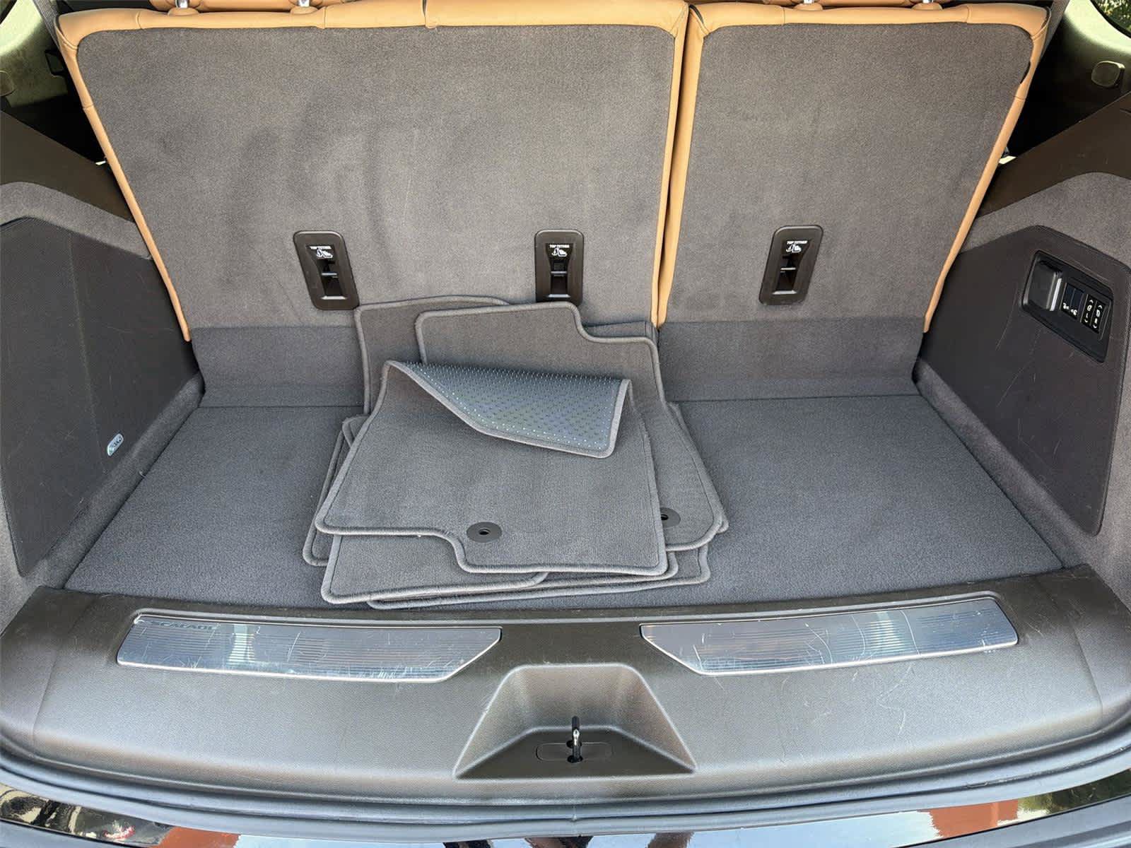 Used 2025 Cadillac Escalade Premium Luxury RWD image 21