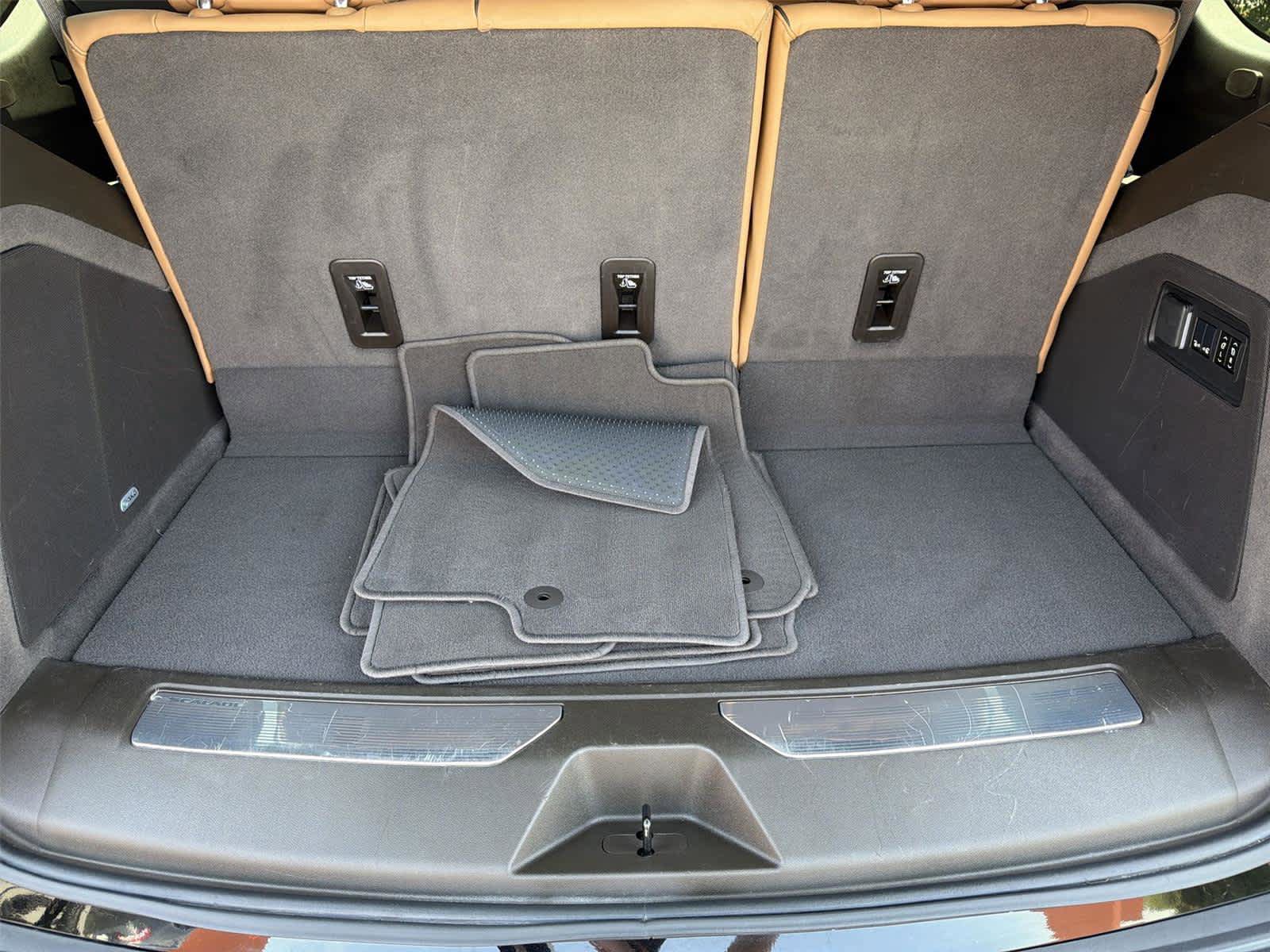 Used 2025 Cadillac Escalade Premium Luxury RWD image 21