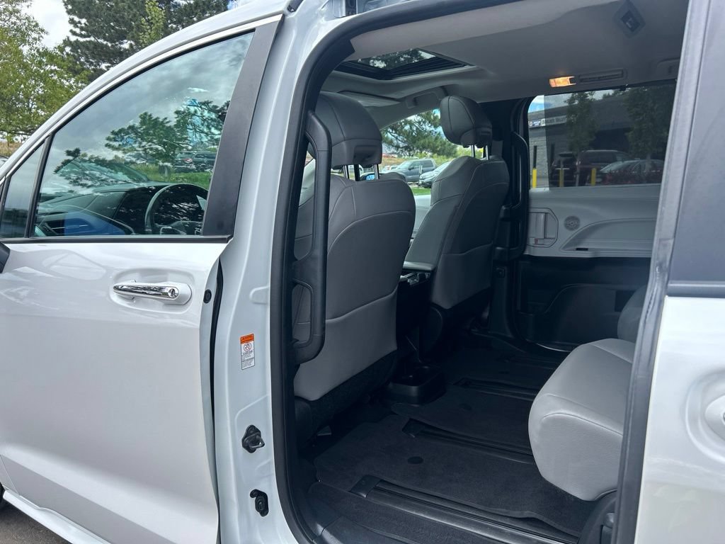 Used 2025 Toyota Sienna XLE AWD/4WD image 19