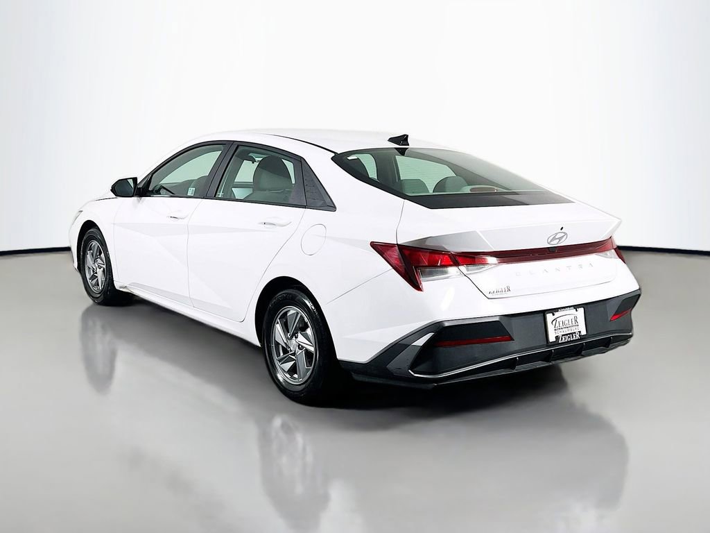 Used 2024 Hyundai Elantra SE FWD image 7