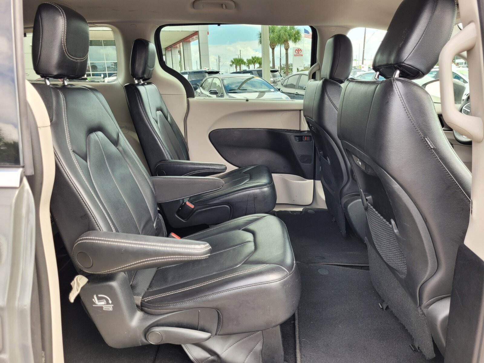 Used 2022 Chrysler Pacifica Touring-L image 18