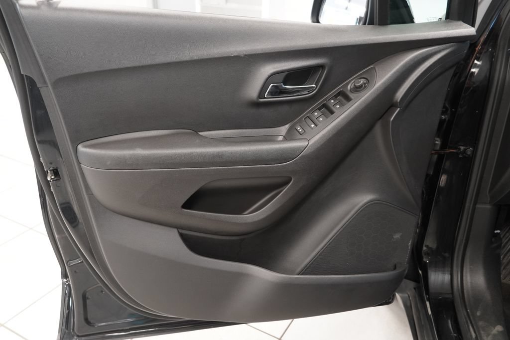 Used 2020 Chevrolet Trax LS FWD image 14