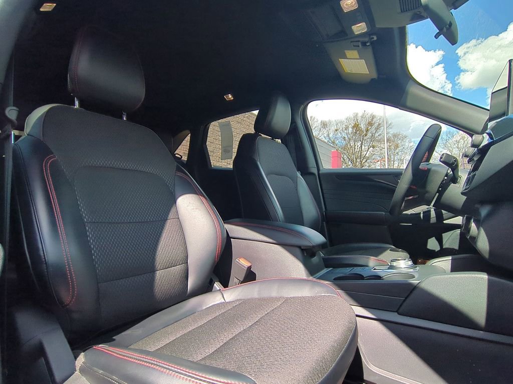 Used 2025 Ford Escape ST-Line image 30