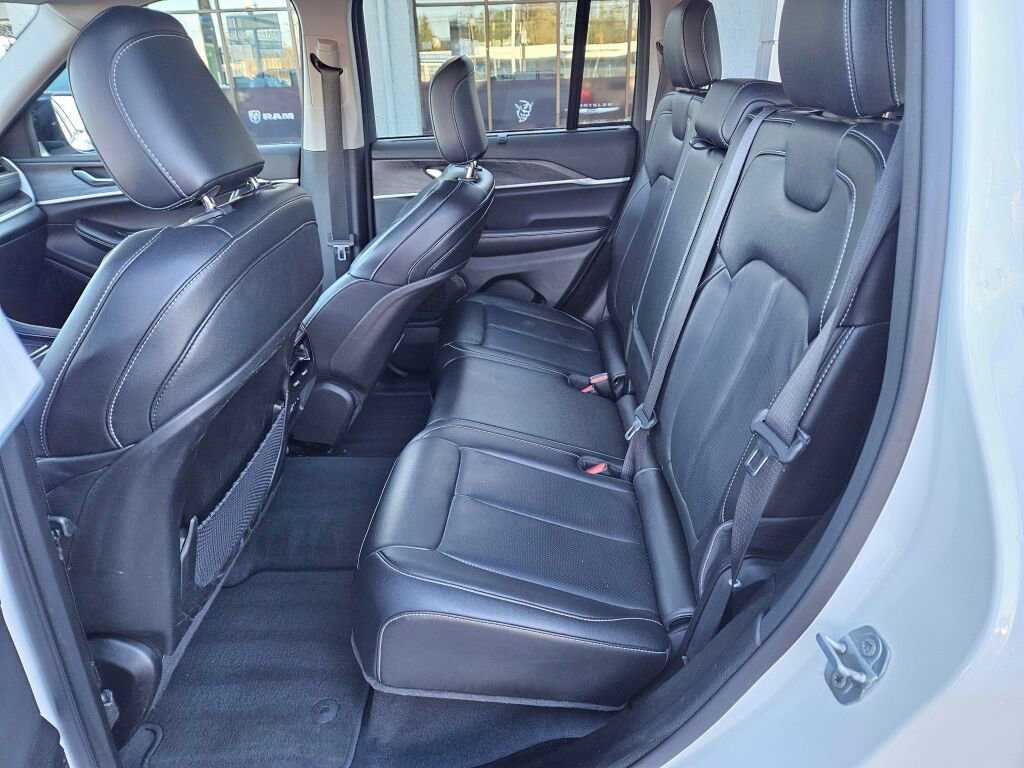 Used 2023 Jeep Grand Cherokee Limited w/ Luxury Tech Group II image 18