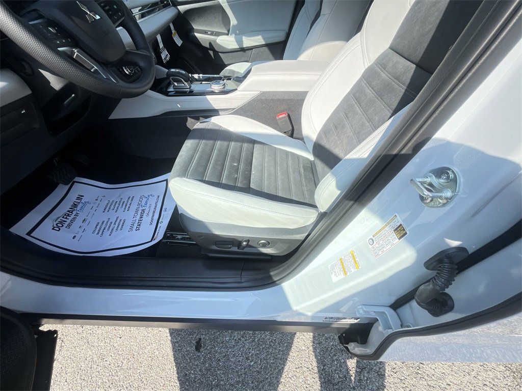 New 2025 Mitsubishi Outlander SE image 12