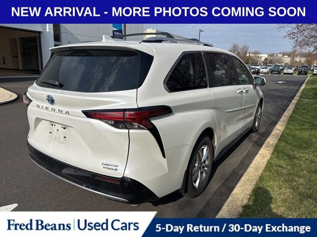 Used 2024 Toyota Sienna Limited image 7