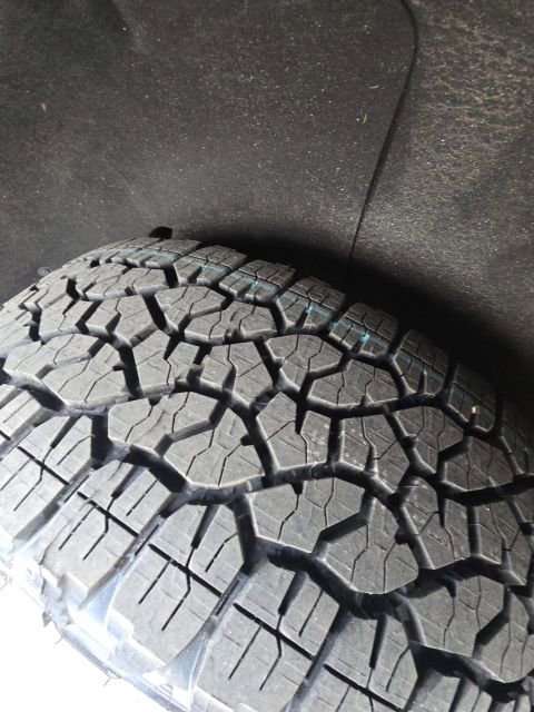 Used 2024 GMC Yukon AT4 w/ Technology Package image 12