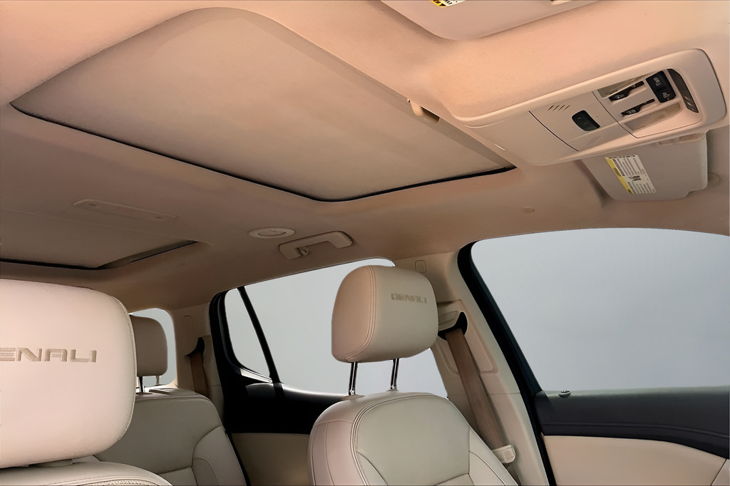 Used 2020 GMC Acadia Denali w/ Technology Package FWD image 24