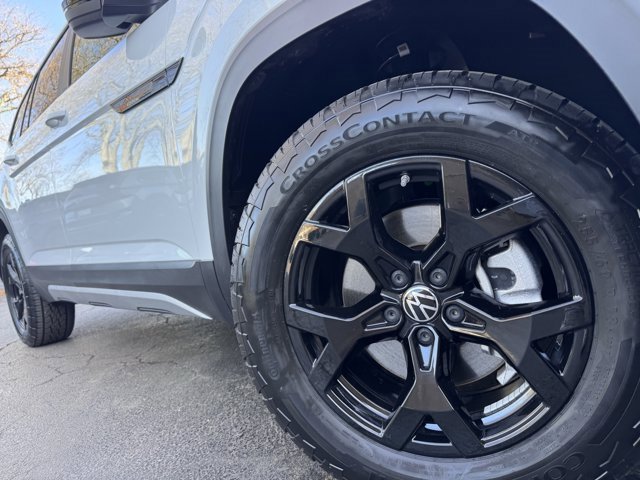 Used 2024 Volkswagen Atlas Peak Edition SE image 4