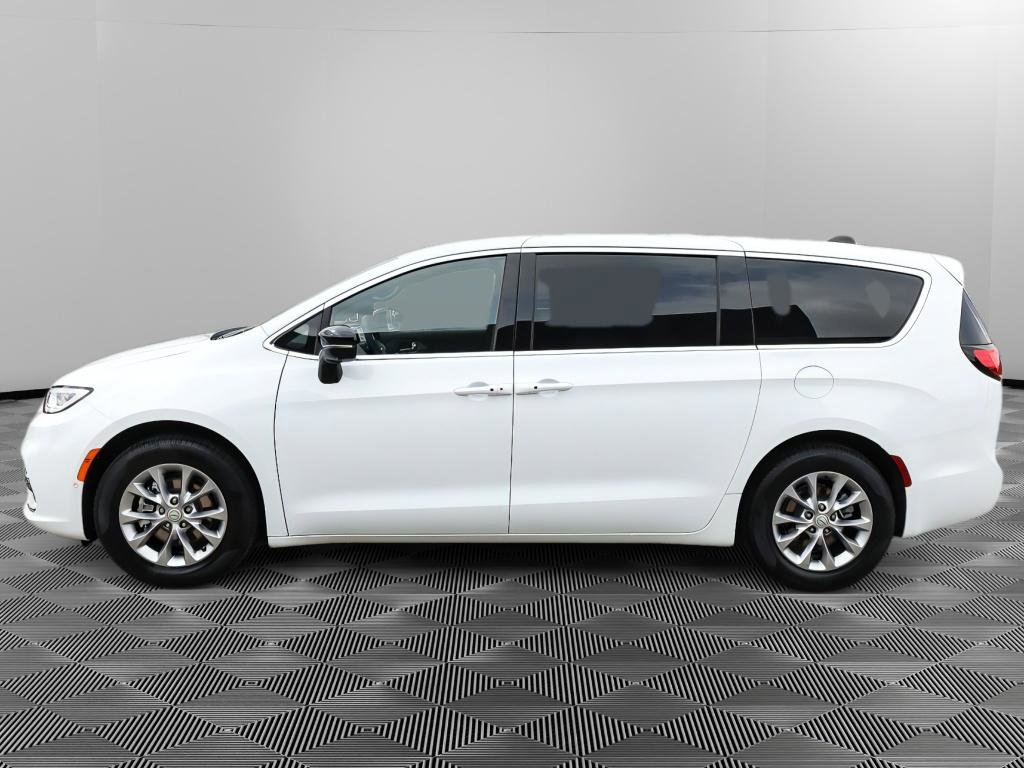 New 2026 Chrysler Pacifica Limited FWD image 3