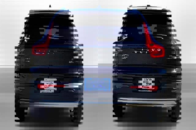 Used 2022 Volvo XC40 T5 Momentum image 3