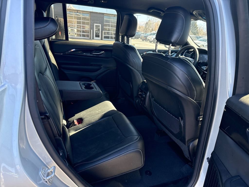 Used 2023 Jeep Grand Cherokee Altitude image 14