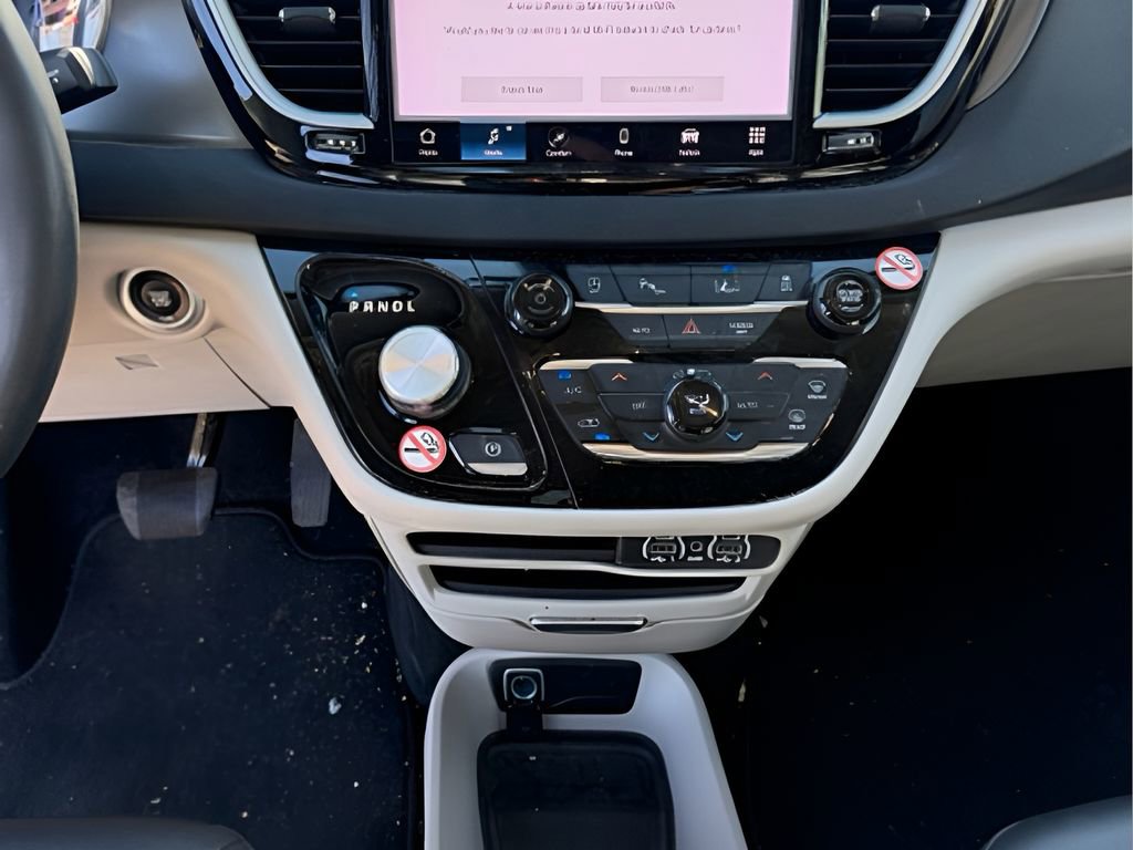 Used 2024 Chrysler Pacifica Touring-L image 19