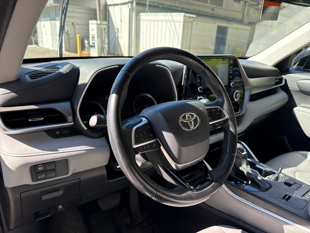 Used 2021 Toyota Highlander XLE AWD/4WD image 19