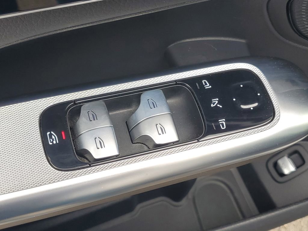 Used 2025 Mercedes-Benz GLC 300 4MATIC image 10