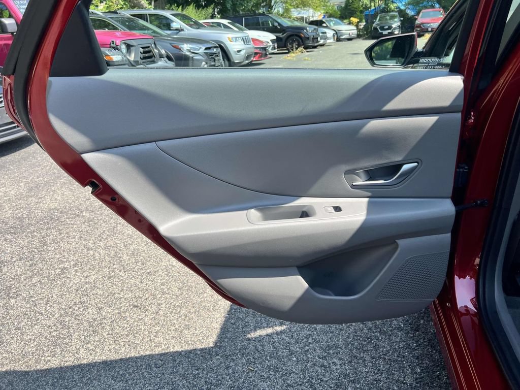 Used 2024 Hyundai Elantra SE FWD image 10
