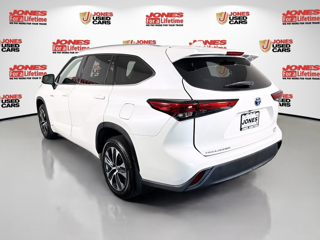 Certified 2021 Toyota Highlander XLE AWD/4WD image 2