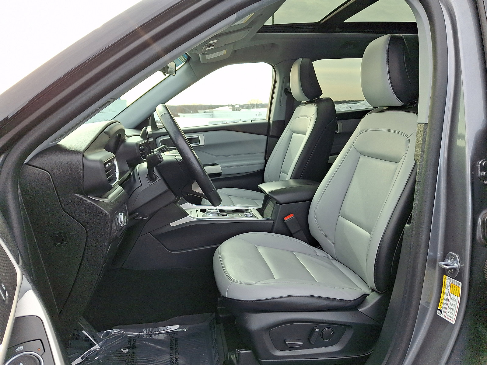 Used 2021 Ford Explorer XLT w/ Equipment Group 202A image 14