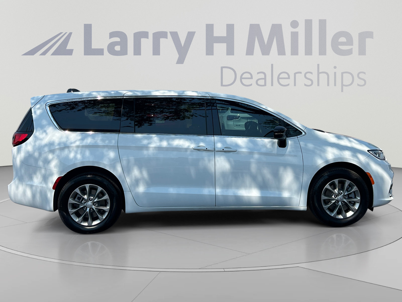 Used 2026 Chrysler Pacifica Select AWD/4WD image 6