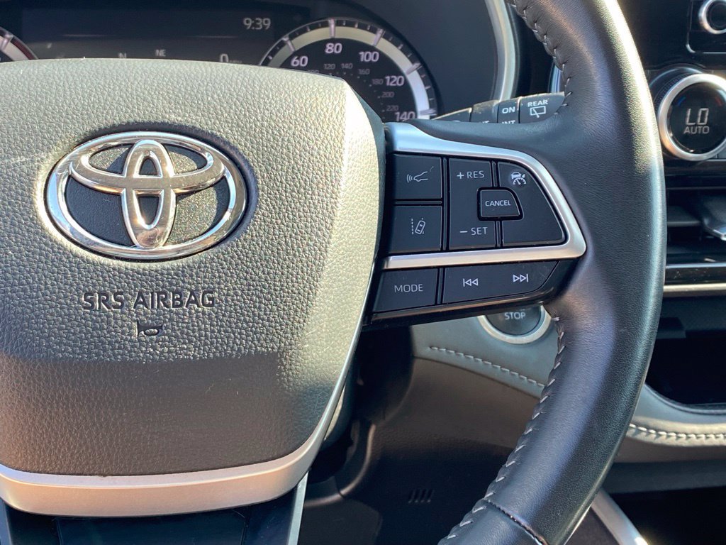 Used 2025 Toyota Highlander XLE AWD/4WD image 14