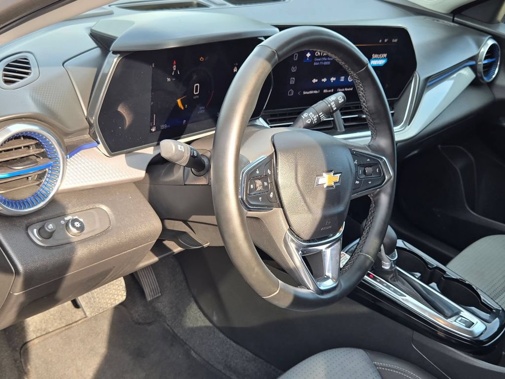 Used 2025 Chevrolet Trax LT w/ LT Convenience Package FWD image 11