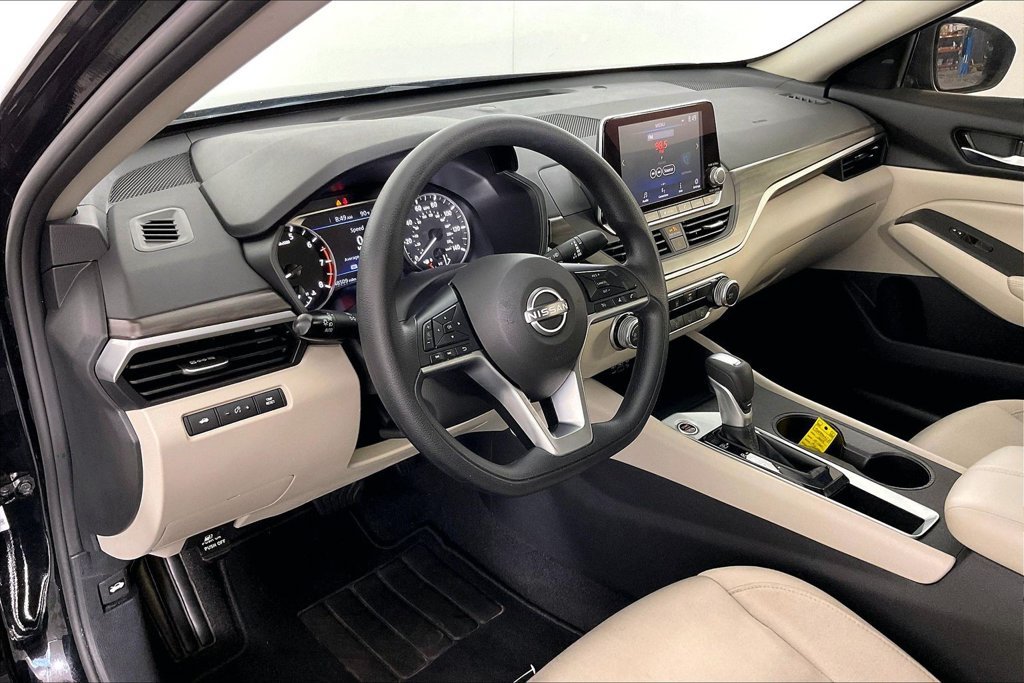 Used 2025 Nissan Altima 2.5 SV FWD image 15