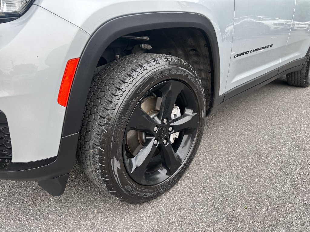 Used 2023 Jeep Grand Cherokee L Laredo AWD/4WD image 7