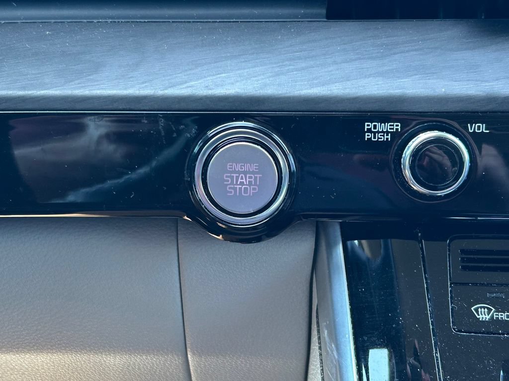 Used 2023 Kia Carnival EX FWD image 27