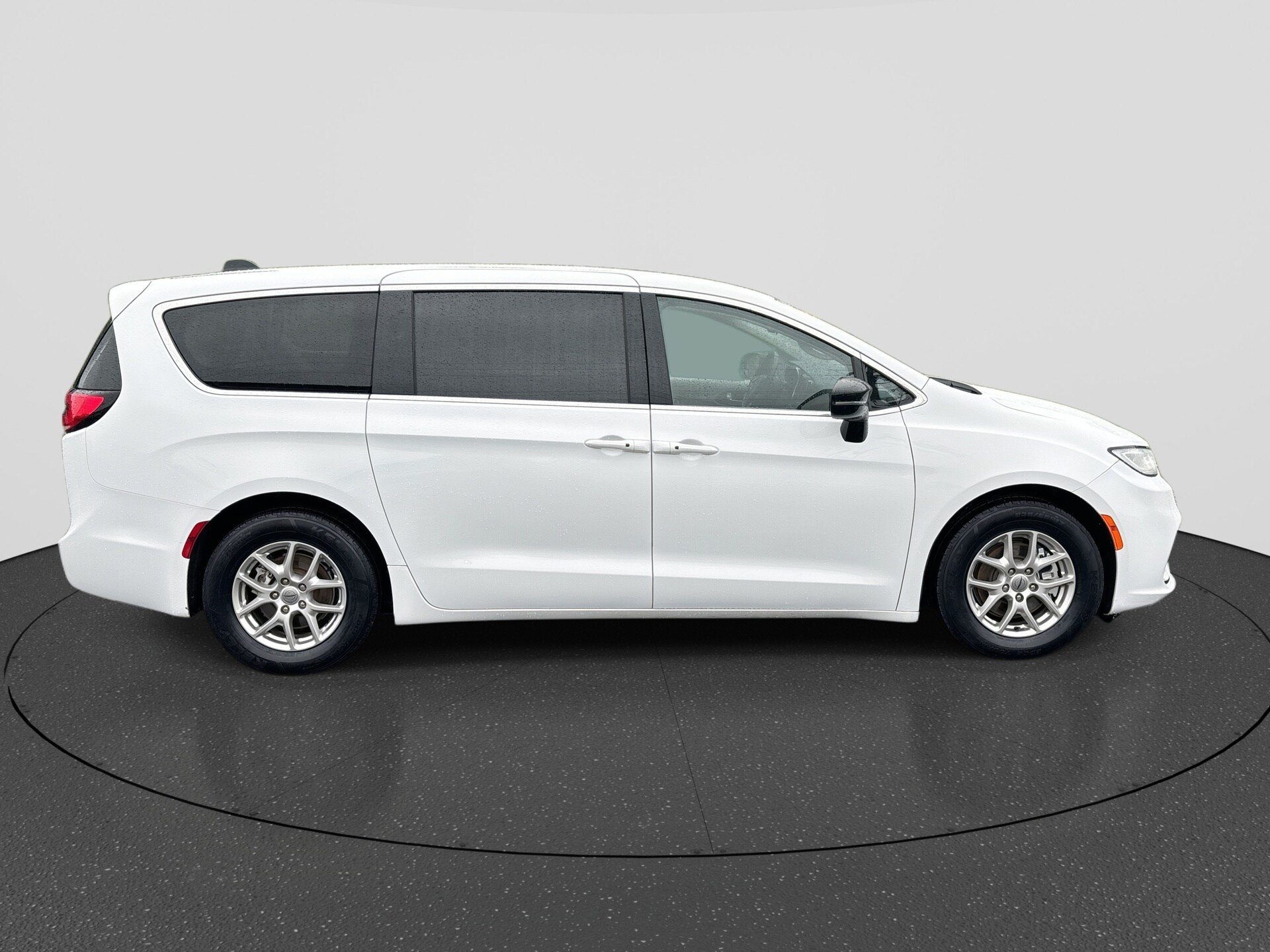 Used 2024 Chrysler Pacifica Touring-L FWD image 9