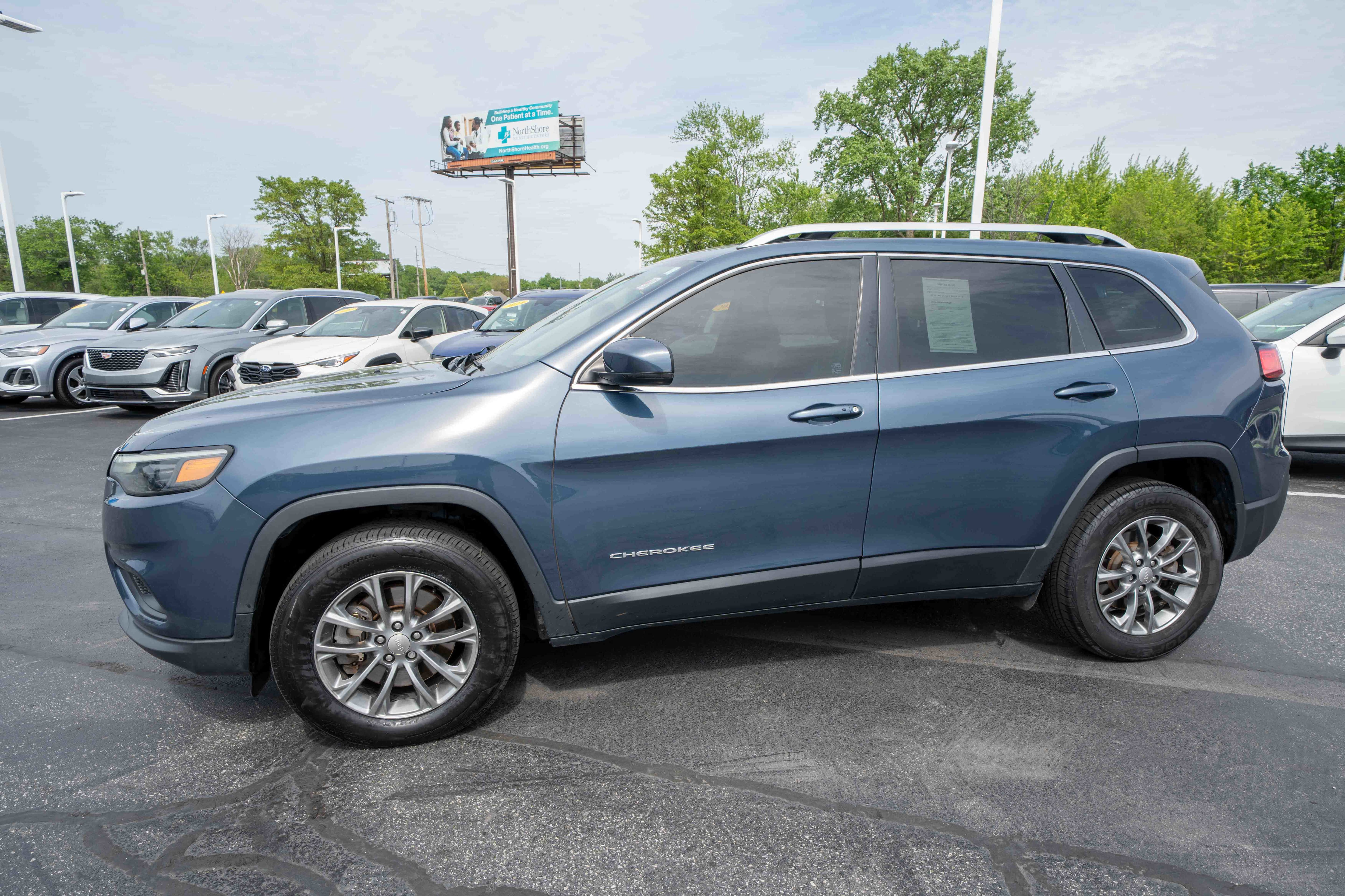 Used 2019 Jeep Cherokee Latitude Plus w/ Cold Weather Group AWD/4WD image 3