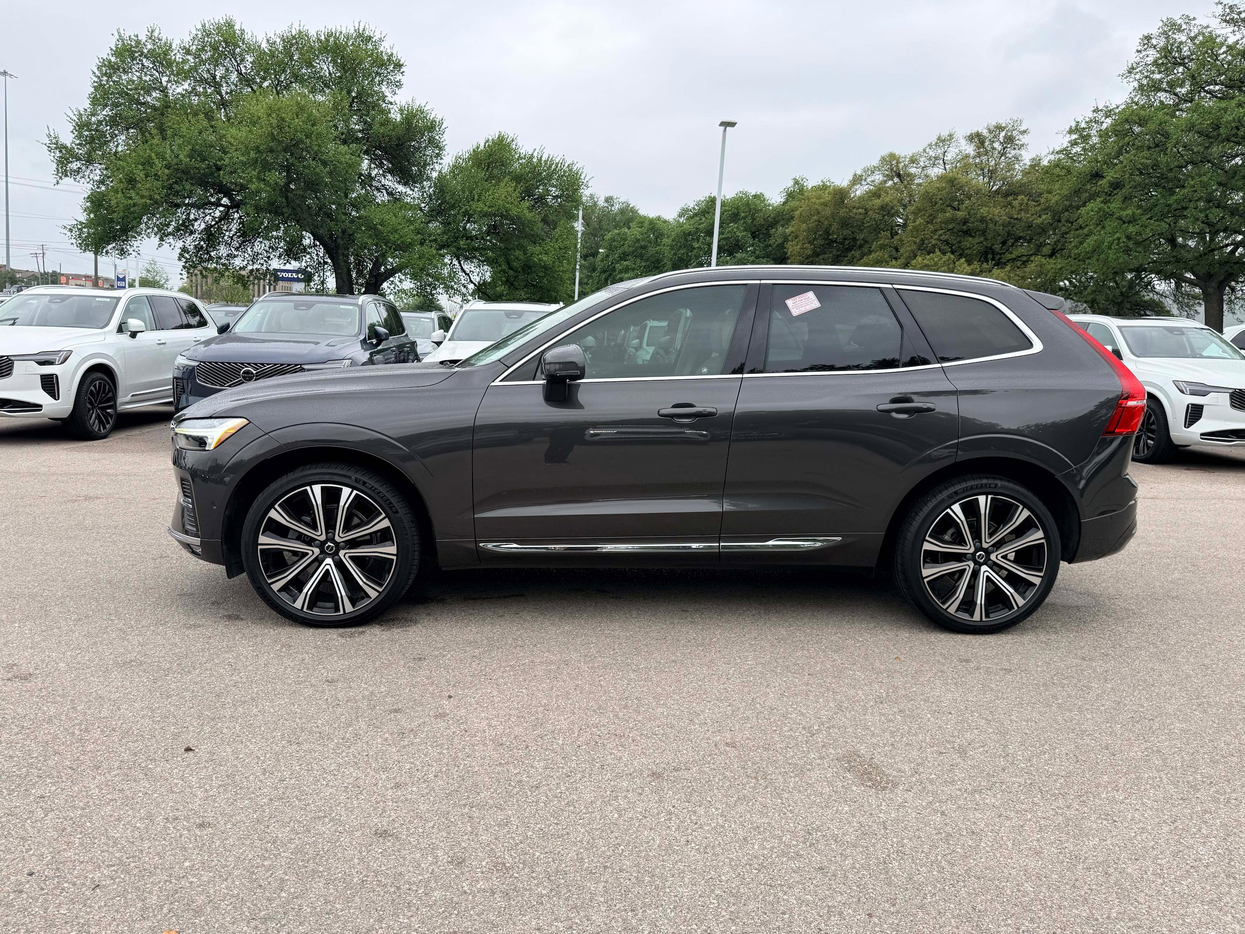 Certified 2023 Volvo XC60 B5 Ultimate w/ Protection Package Premier image 3
