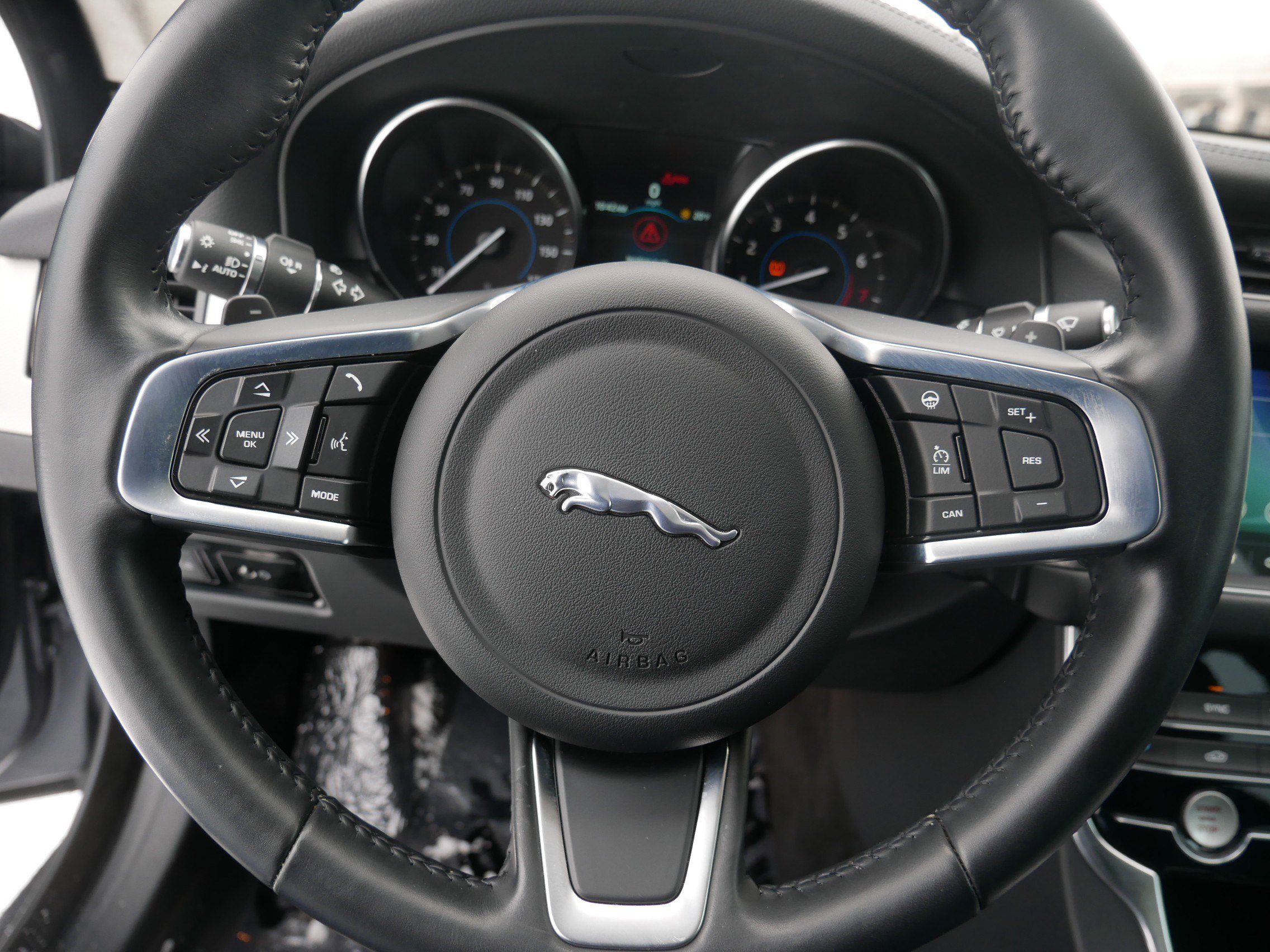 Used 2020 Jaguar XF Prestige image 25