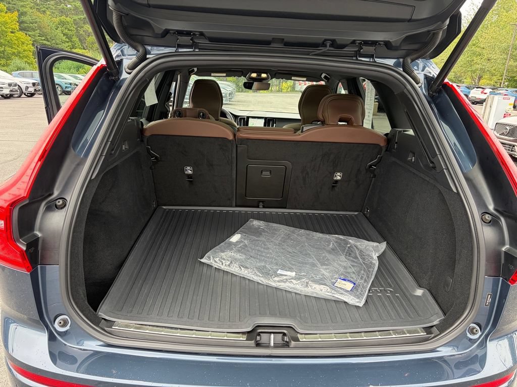 Certified 2024 Volvo XC60 B5 Plus w/ Climate Package AWD/4WD image 10