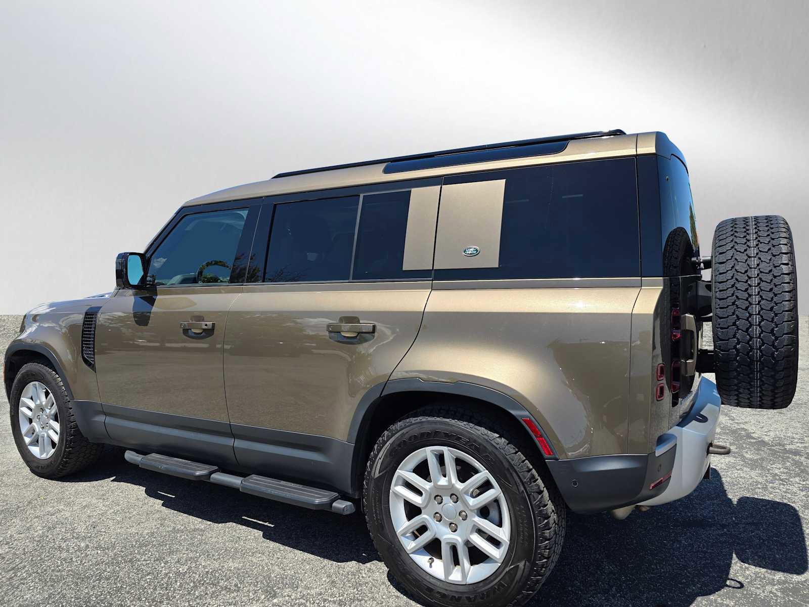 Used 2024 Land Rover Defender 110 S AWD/4WD image 3